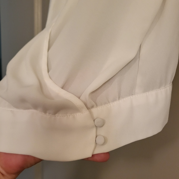 Most adorable versatile AUTHENTIC GUESS Top w/ Adjustable straps & button detail - Picture 2 of 6